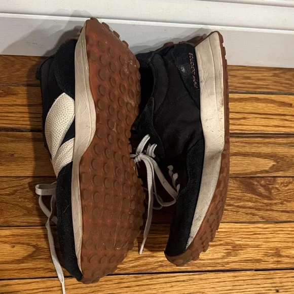 New Balance Black & White 327 Sneakers - Picture 5 of 6